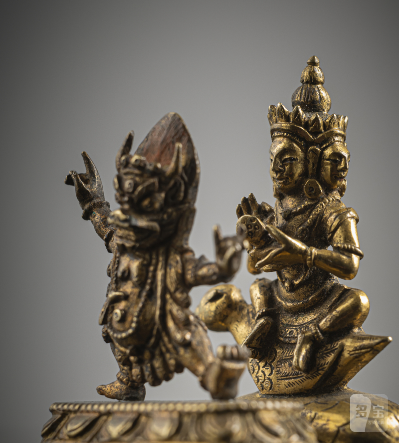 TWO GILT-BRONZE FIGURINES OF A LOCAL DIVINITY AND YAMA - 图4